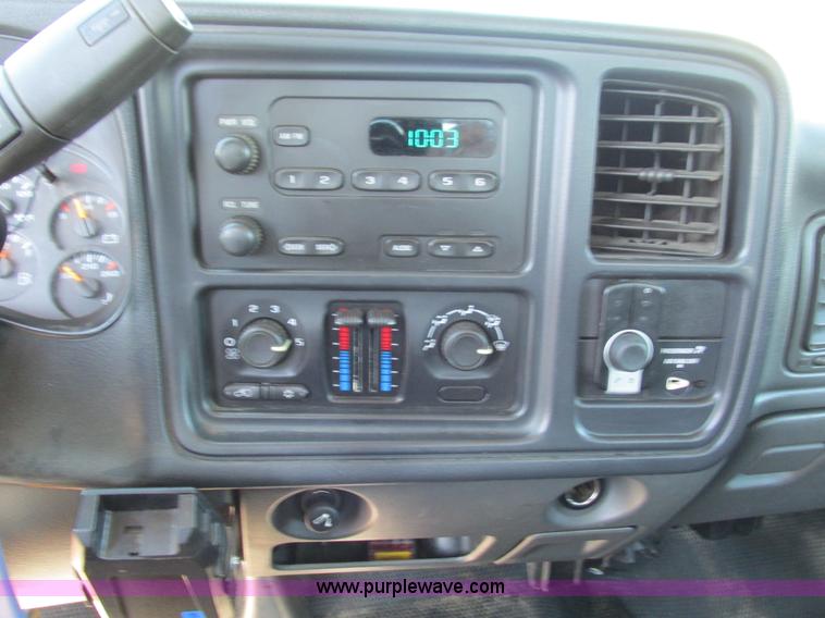 image for item G5144 2006 Chevrolet Silverado 3500 flatbed pickup truck