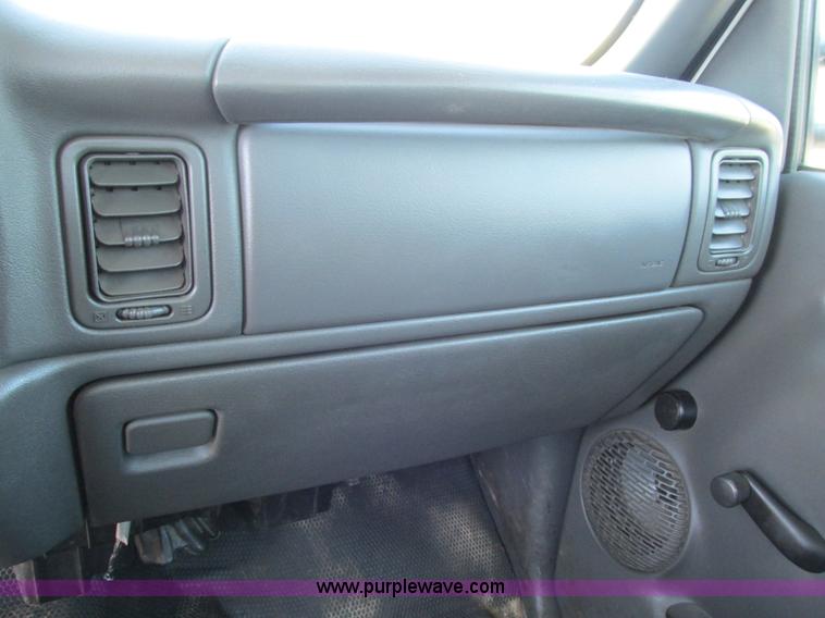 image for item G5144 2006 Chevrolet Silverado 3500 flatbed pickup truck