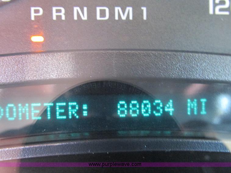 image for item G5144 2006 Chevrolet Silverado 3500 flatbed pickup truck