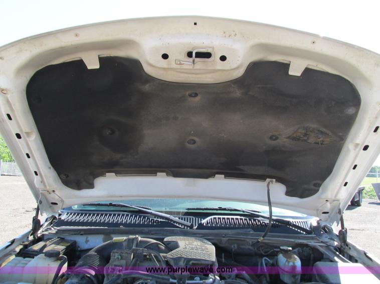 image for item G5144 2006 Chevrolet Silverado 3500 flatbed pickup truck