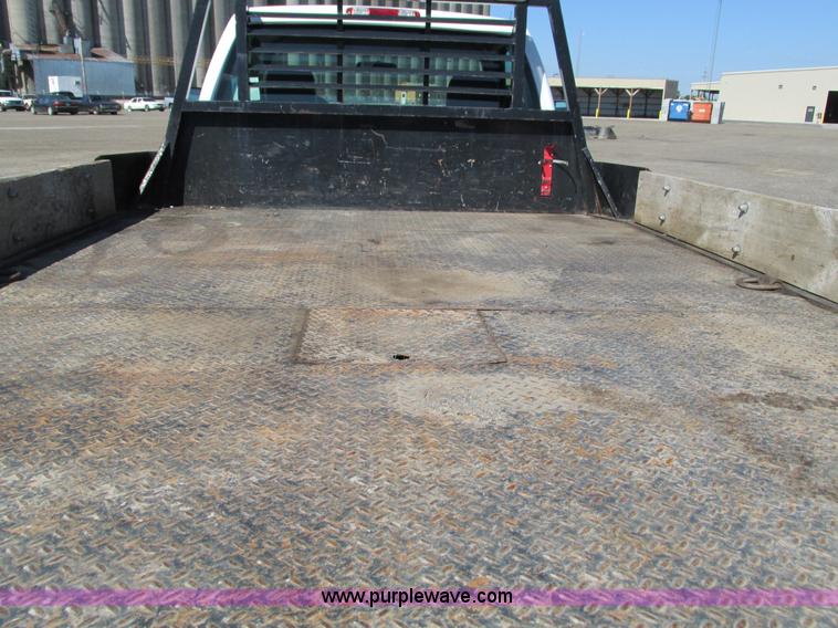 image for item G5144 2006 Chevrolet Silverado 3500 flatbed pickup truck