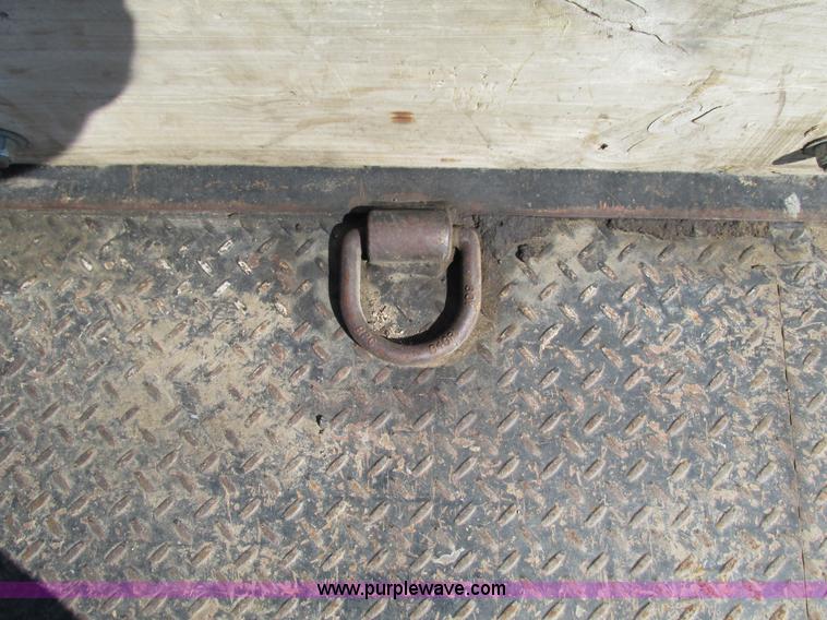 image for item G5144 2006 Chevrolet Silverado 3500 flatbed pickup truck