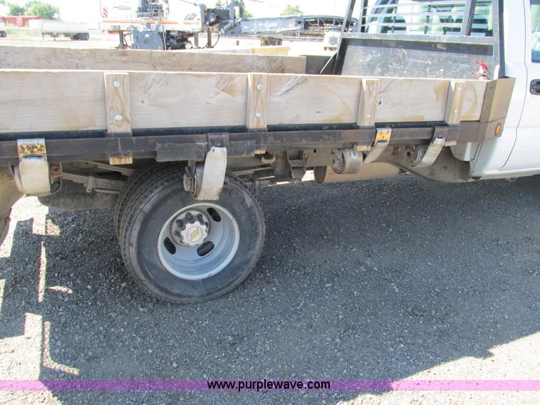 image for item G5144 2006 Chevrolet Silverado 3500 flatbed pickup truck