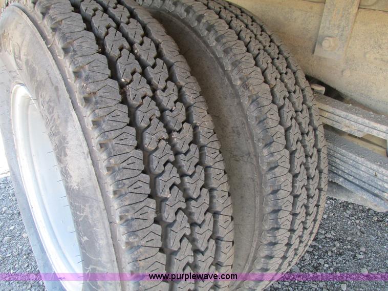 image for item G5144 2006 Chevrolet Silverado 3500 flatbed pickup truck