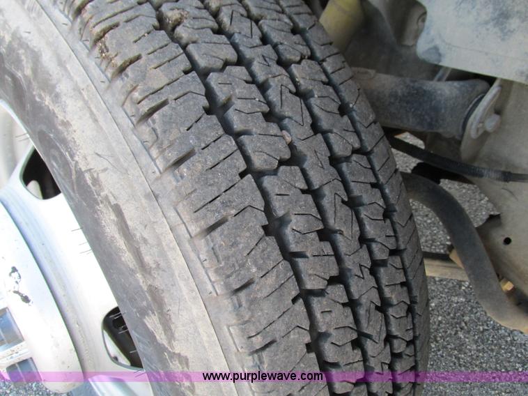 image for item G5144 2006 Chevrolet Silverado 3500 flatbed pickup truck