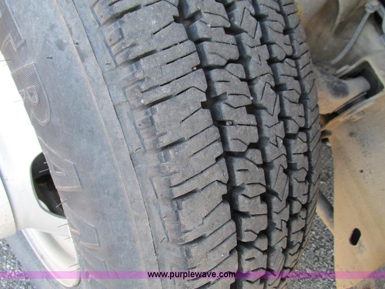 image for item G5144 2006 Chevrolet Silverado 3500 flatbed pickup truck