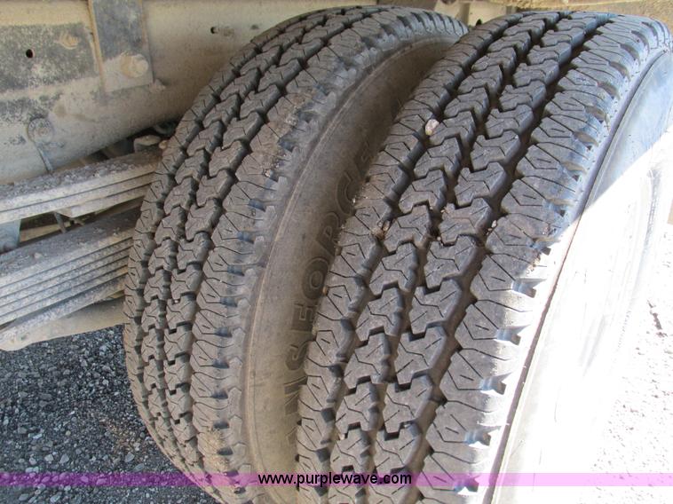 image for item G5144 2006 Chevrolet Silverado 3500 flatbed pickup truck