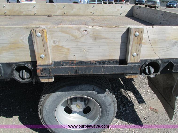 image for item G5144 2006 Chevrolet Silverado 3500 flatbed pickup truck