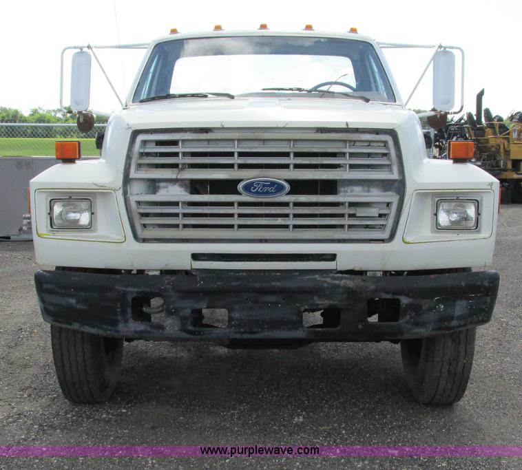 image for item G5145 1990 Ford F800 truck cab and chassis