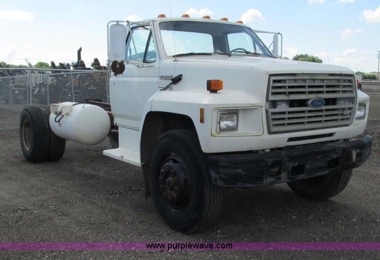image for item G5145 1990 Ford F800 truck cab and chassis