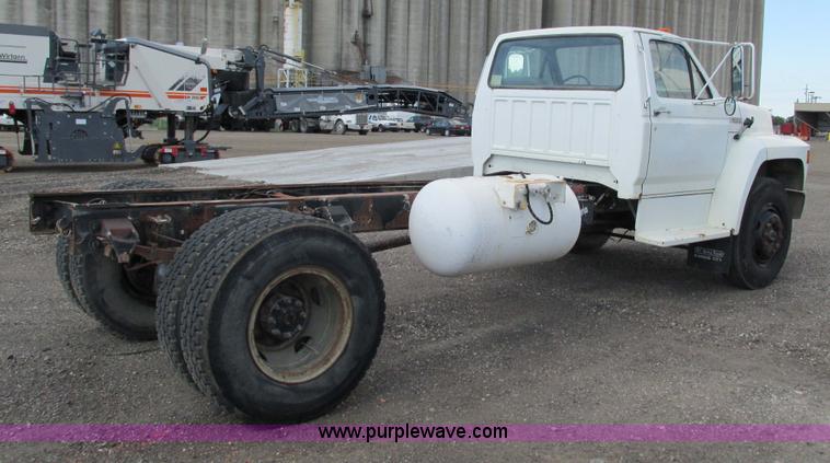 image for item G5145 1990 Ford F800 truck cab and chassis