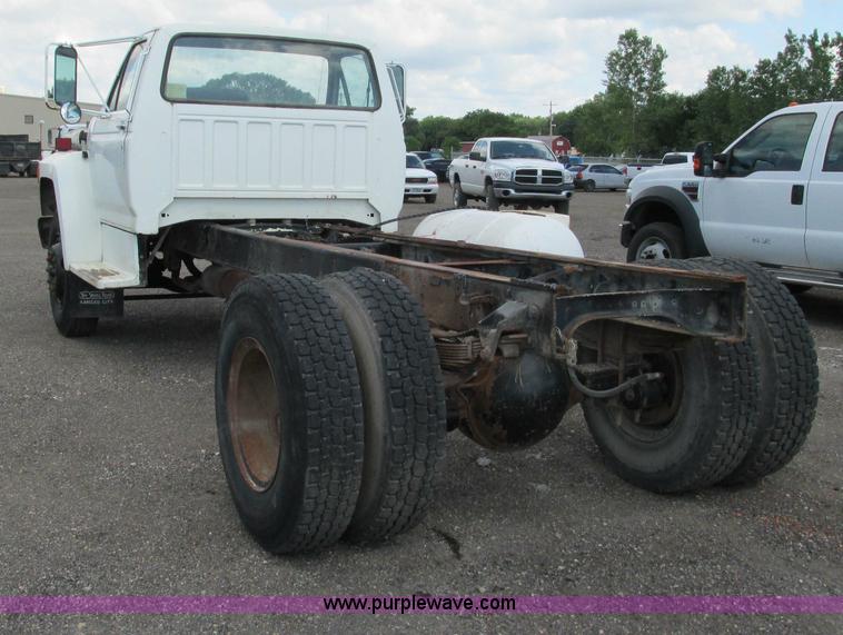 image for item G5145 1990 Ford F800 truck cab and chassis
