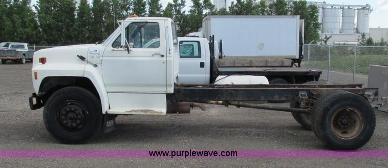 image for item G5145 1990 Ford F800 truck cab and chassis