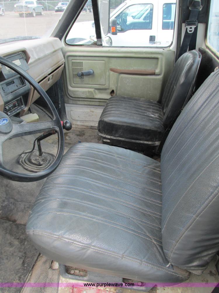 image for item G5145 1990 Ford F800 truck cab and chassis