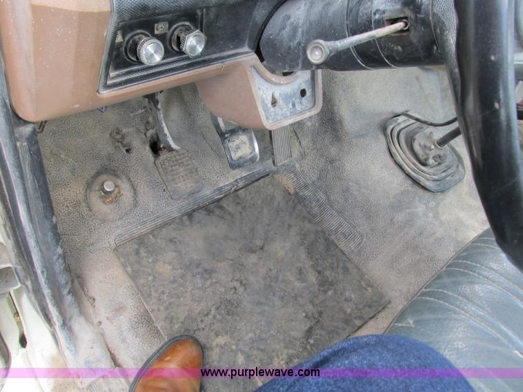 image for item G5145 1990 Ford F800 truck cab and chassis