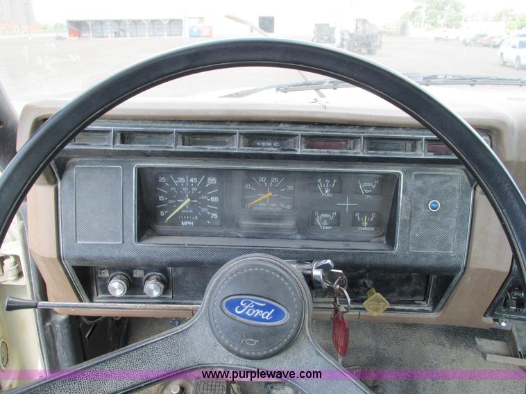 image for item G5145 1990 Ford F800 truck cab and chassis