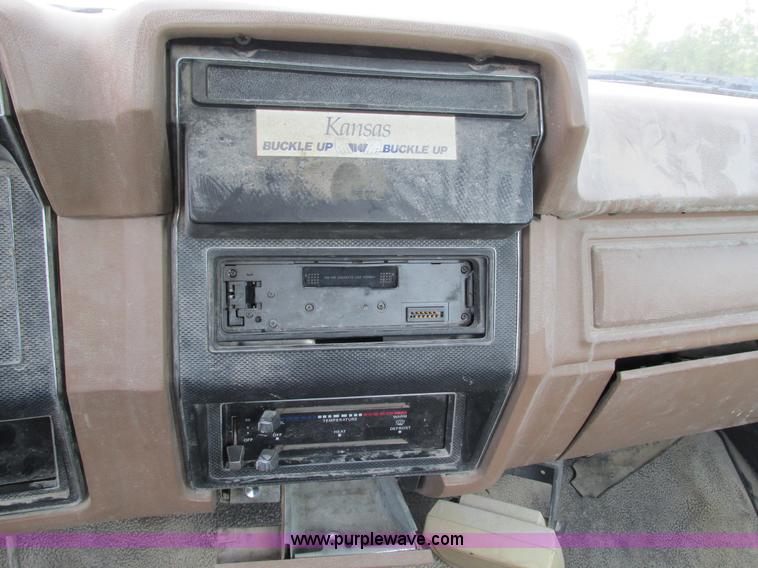 image for item G5145 1990 Ford F800 truck cab and chassis