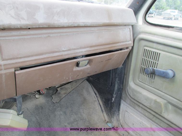 image for item G5145 1990 Ford F800 truck cab and chassis