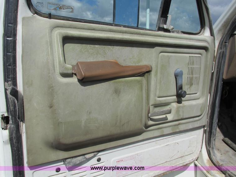image for item G5145 1990 Ford F800 truck cab and chassis