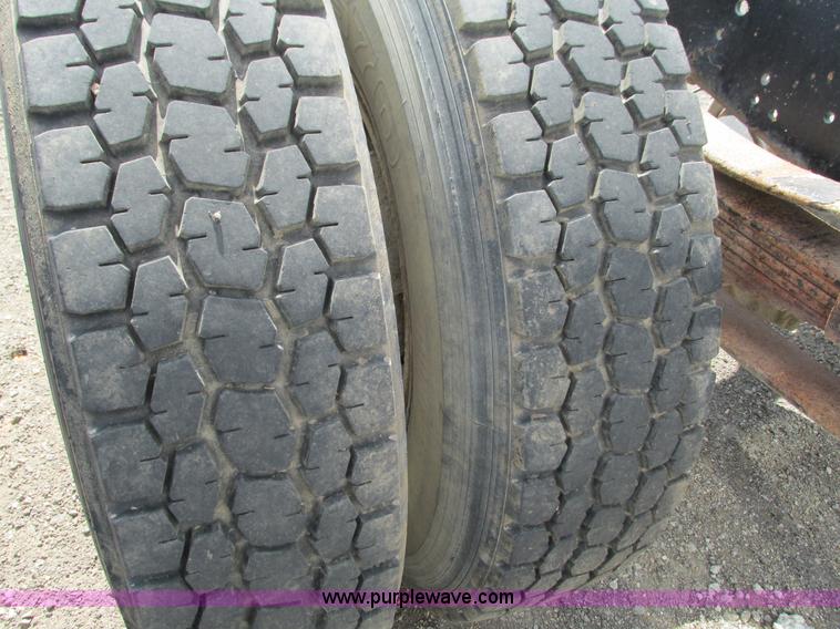 image for item G5145 1990 Ford F800 truck cab and chassis