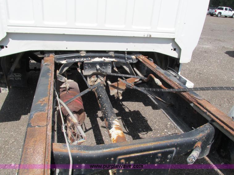 image for item G5145 1990 Ford F800 truck cab and chassis