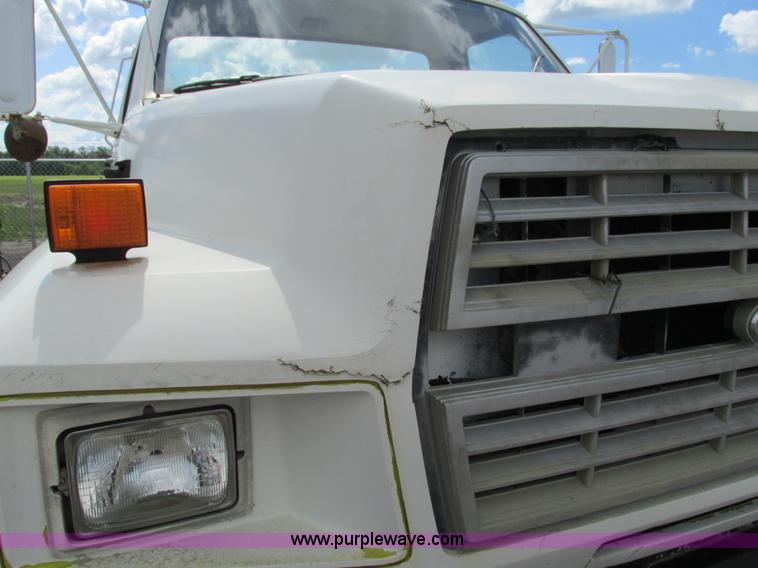 image for item G5145 1990 Ford F800 truck cab and chassis
