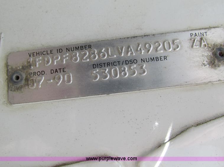 image for item G5145 1990 Ford F800 truck cab and chassis