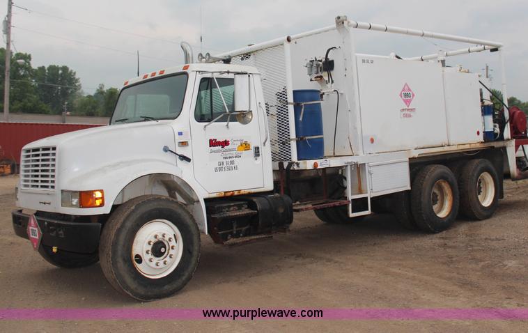 image for item G5148 1992 International 4900 fuel and lube truck