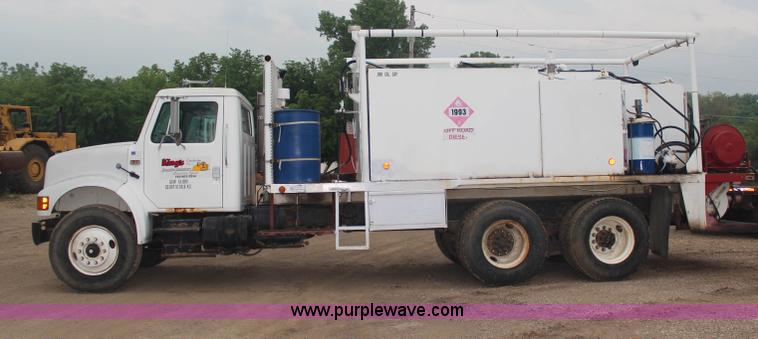 image for item G5148 1992 International 4900 fuel and lube truck