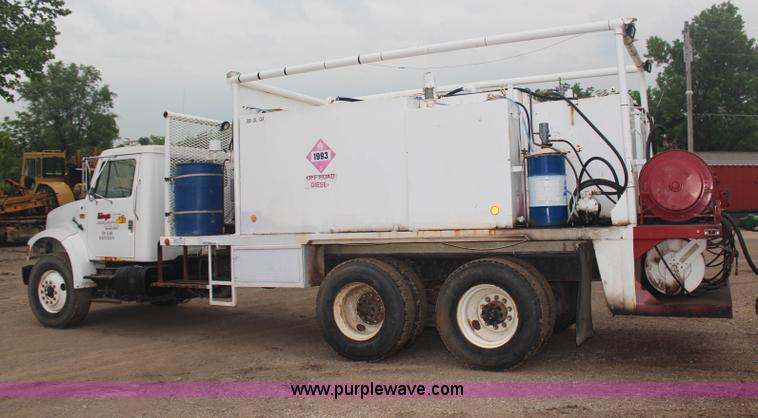 image for item G5148 1992 International 4900 fuel and lube truck