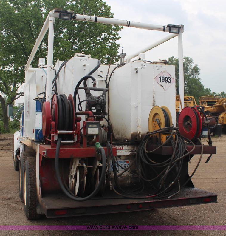 image for item G5148 1992 International 4900 fuel and lube truck