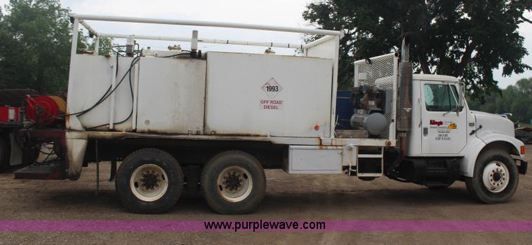 image for item G5148 1992 International 4900 fuel and lube truck