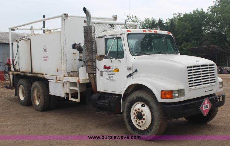image for item G5148 1992 International 4900 fuel and lube truck