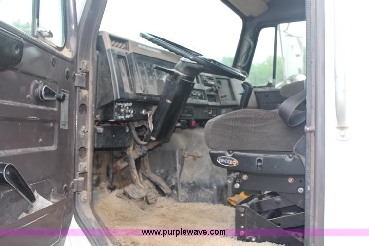 image for item G5148 1992 International 4900 fuel and lube truck