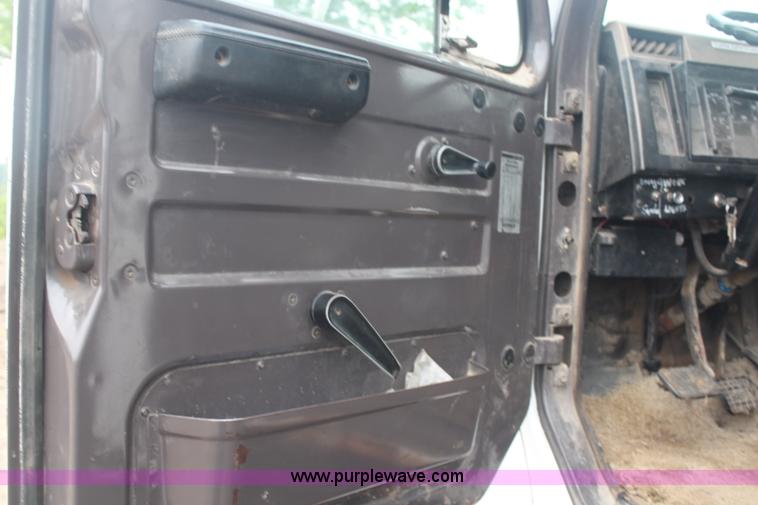 image for item G5148 1992 International 4900 fuel and lube truck