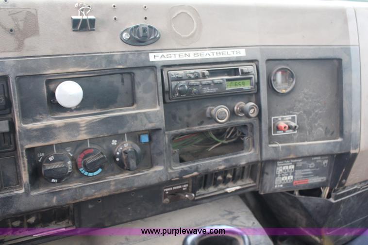 image for item G5148 1992 International 4900 fuel and lube truck