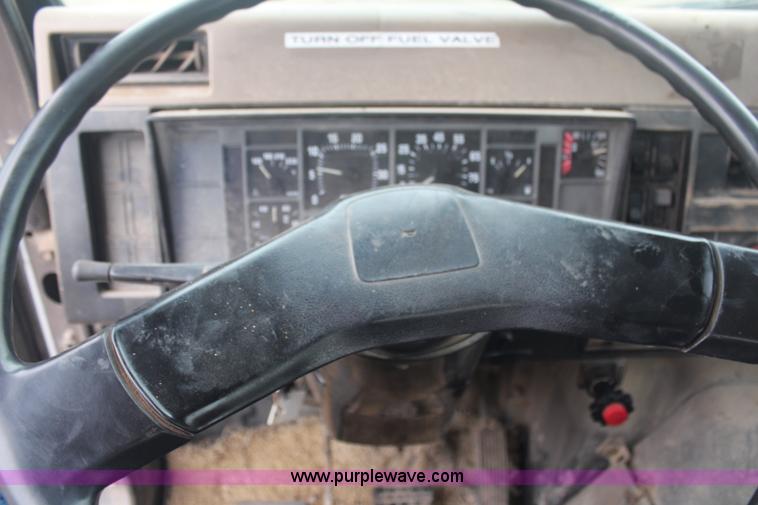 image for item G5148 1992 International 4900 fuel and lube truck
