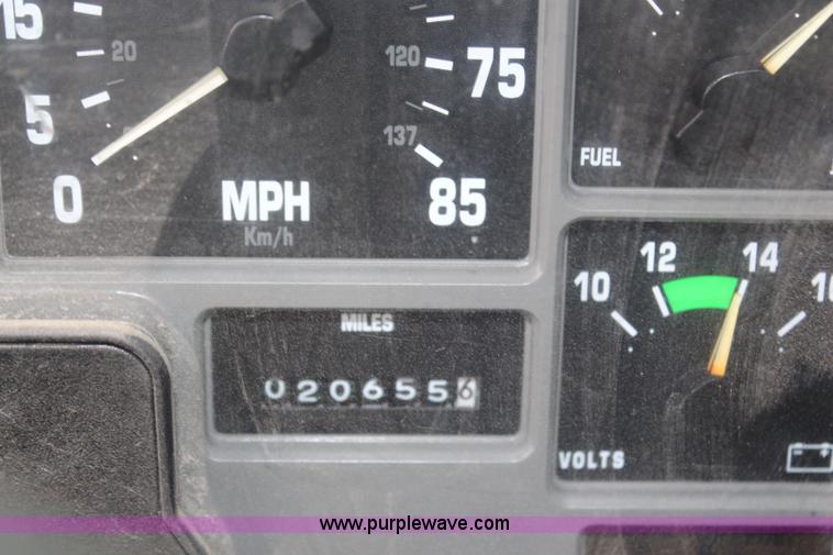 image for item G5148 1992 International 4900 fuel and lube truck