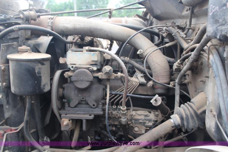 image for item G5148 1992 International 4900 fuel and lube truck