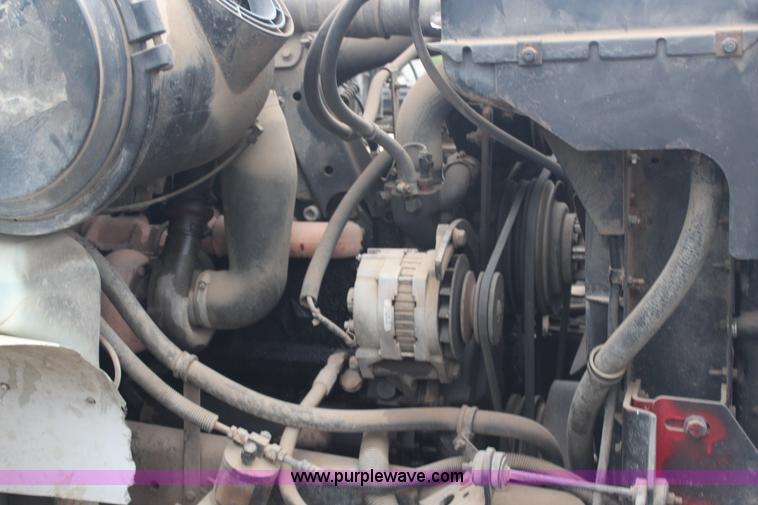 image for item G5148 1992 International 4900 fuel and lube truck