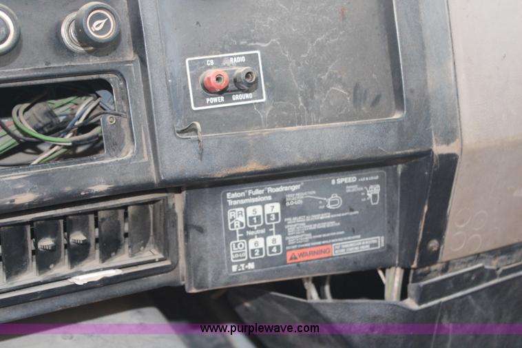 image for item G5148 1992 International 4900 fuel and lube truck