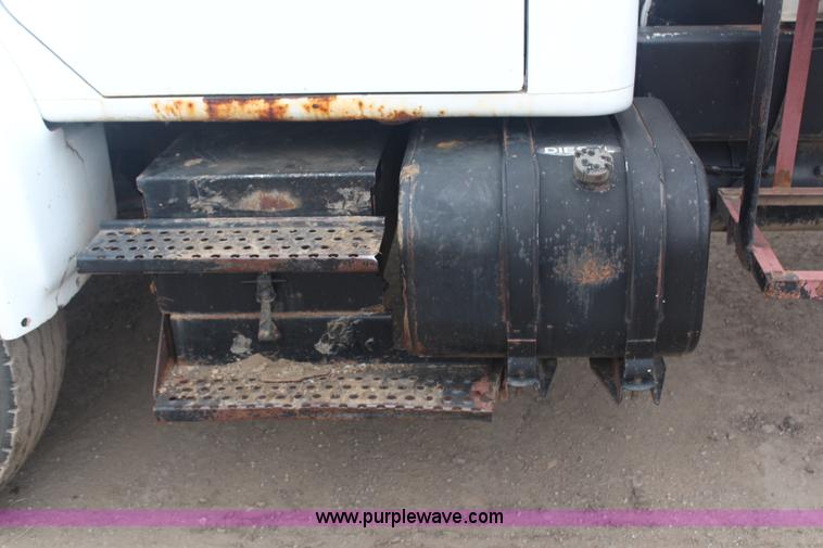 image for item G5148 1992 International 4900 fuel and lube truck