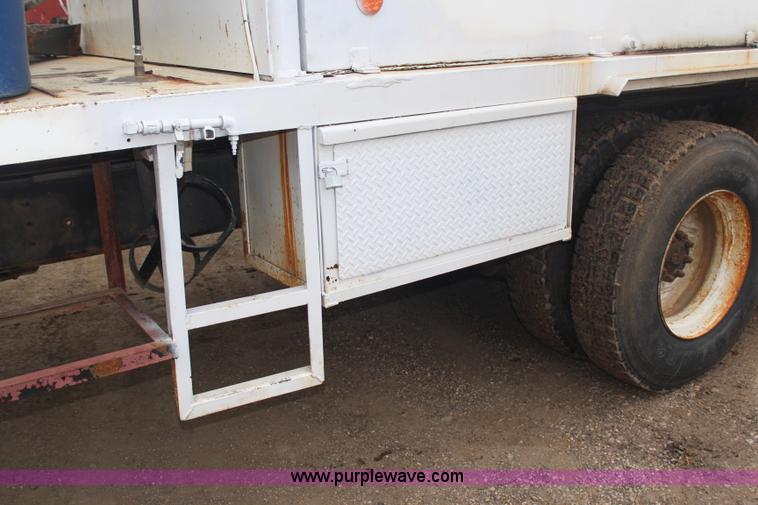 image for item G5148 1992 International 4900 fuel and lube truck