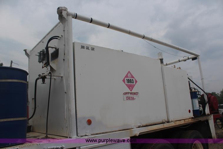 image for item G5148 1992 International 4900 fuel and lube truck