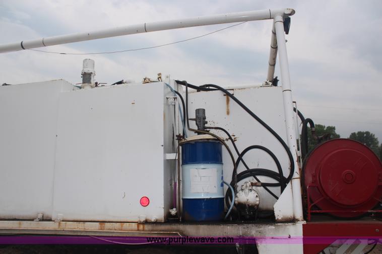 image for item G5148 1992 International 4900 fuel and lube truck