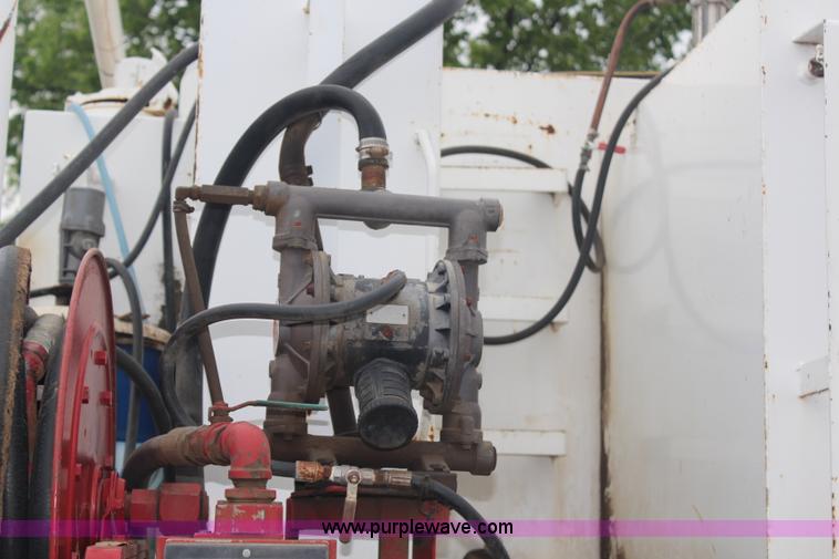 image for item G5148 1992 International 4900 fuel and lube truck