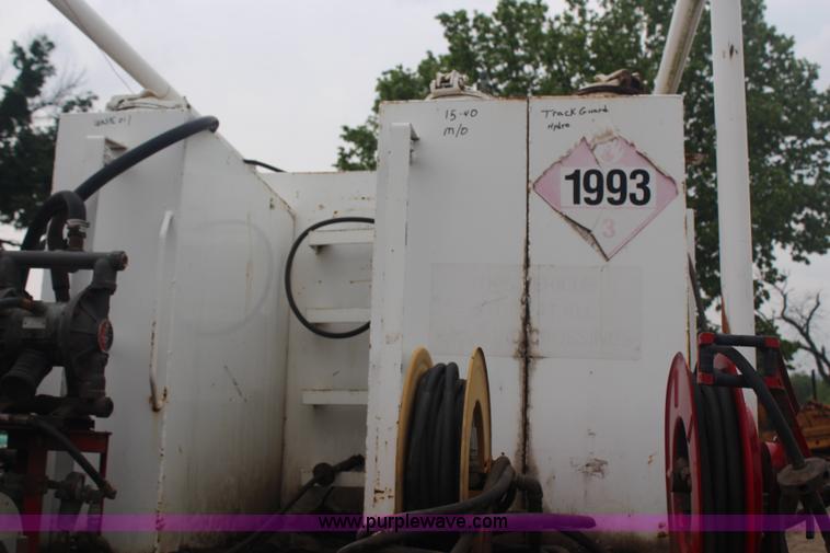 image for item G5148 1992 International 4900 fuel and lube truck