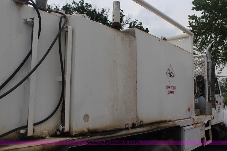 image for item G5148 1992 International 4900 fuel and lube truck