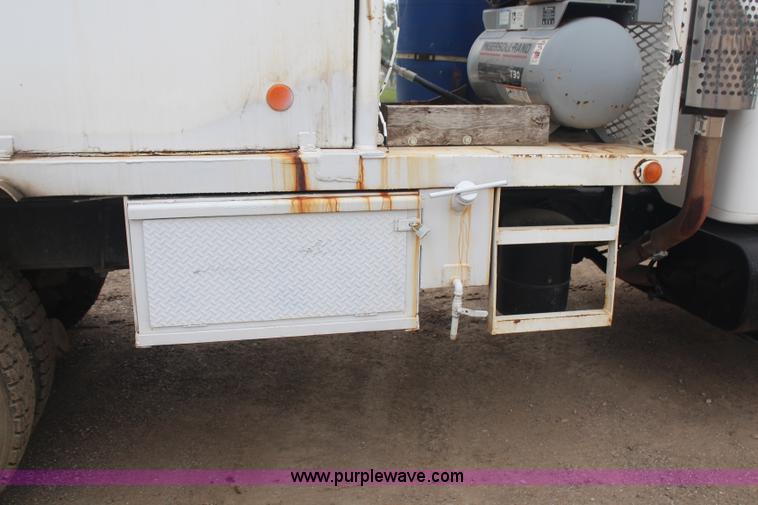 image for item G5148 1992 International 4900 fuel and lube truck