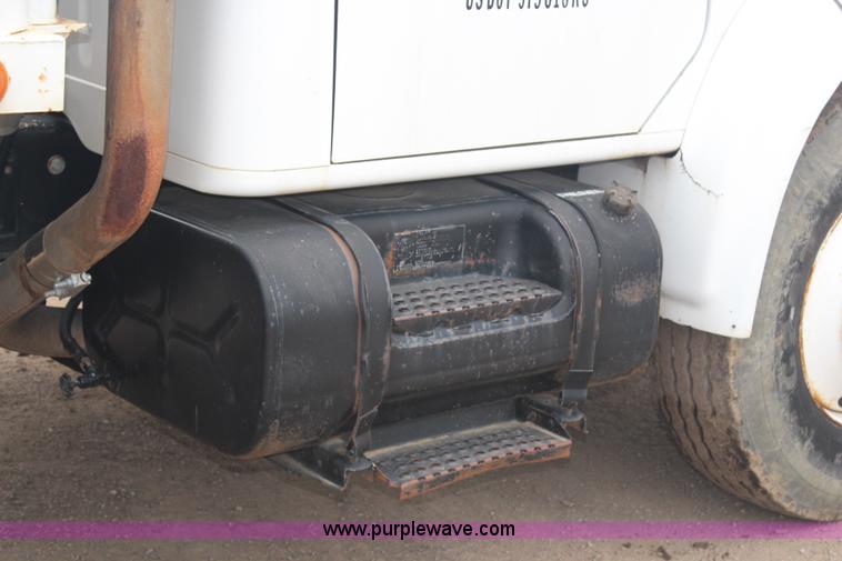 image for item G5148 1992 International 4900 fuel and lube truck